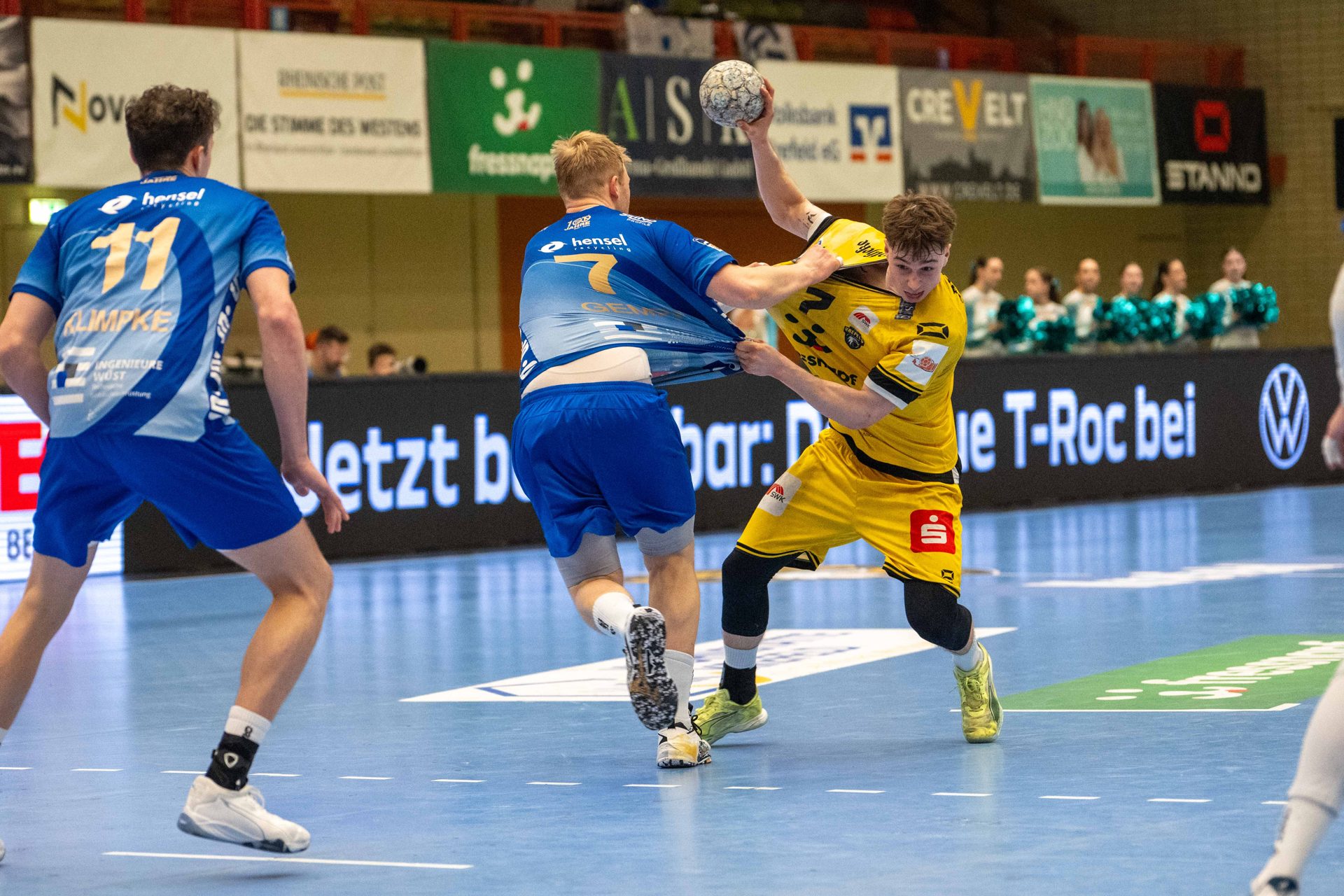 Zweikampf vor statischen Banden und LED-Bande am Spielfeldrand