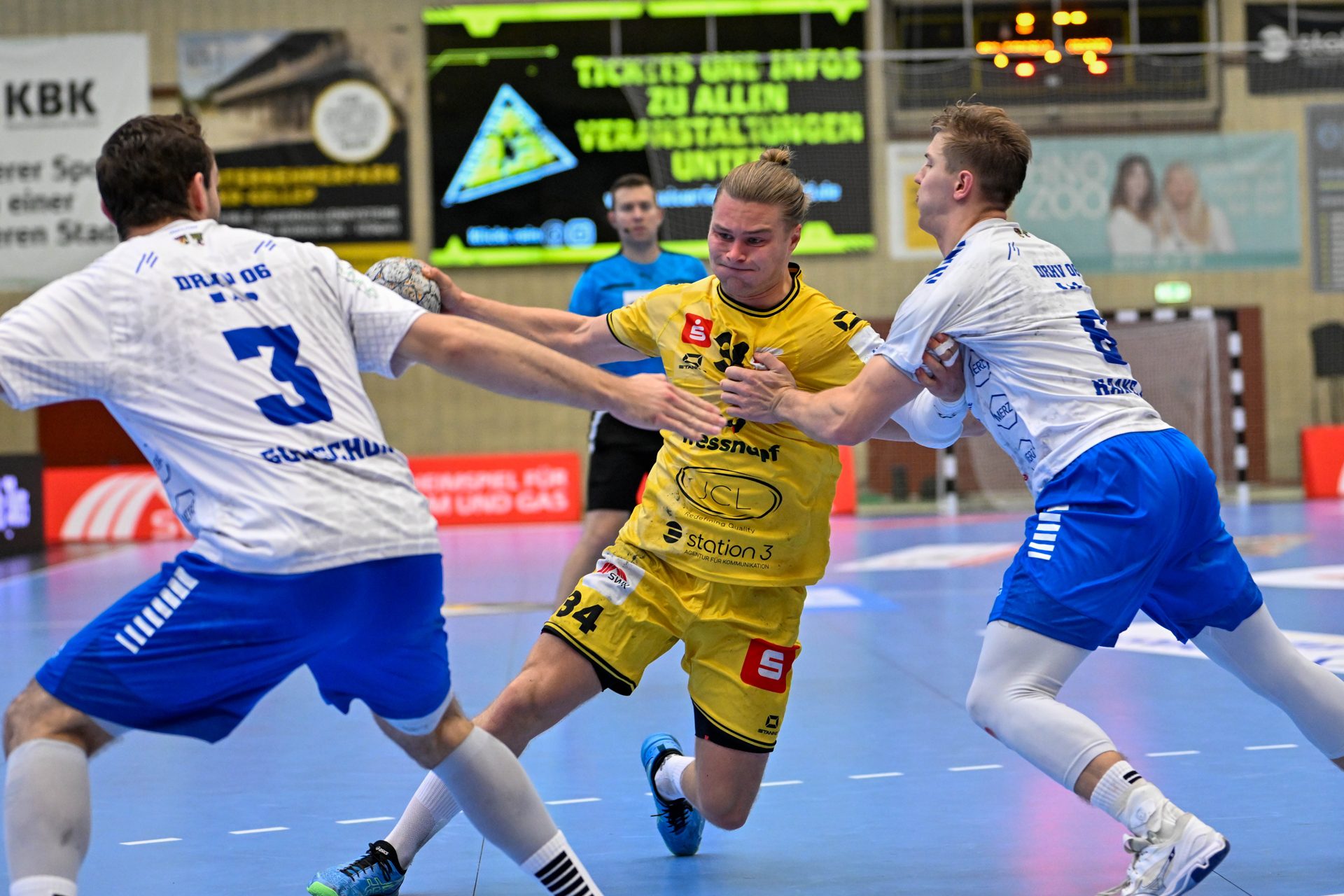 HSG-Spieler im Angriff vor der LED-Videowall