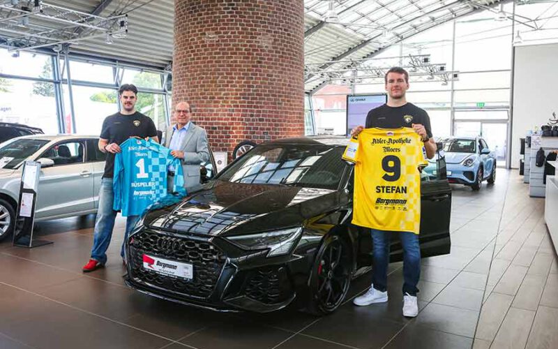 Torhüter Finn Rüspeler, Borgmann-Geschäftsführer Joachim Kurth und Rückraumspieler Tim Stefan (v.l.n.r.)
