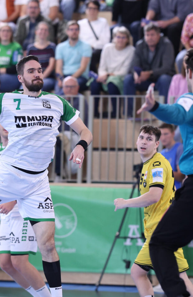 BU: Torwart Finn Rüspeler, hier bei einem freien Wurf von Ex-Nationalspieler Dominik Weiß, glänzte mit elf Paraden. Foto: HSG