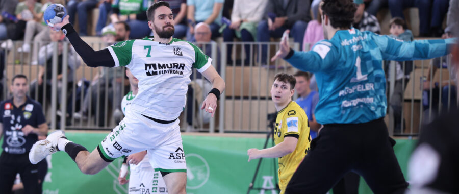 BU: Torwart Finn Rüspeler, hier bei einem freien Wurf von Ex-Nationalspieler Dominik Weiß, glänzte mit elf Paraden. Foto: HSG